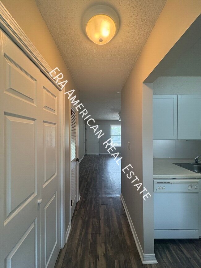 Building Photo - 520 Landview Dr