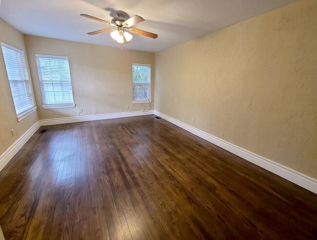 Building Photo - Large Military Park Home