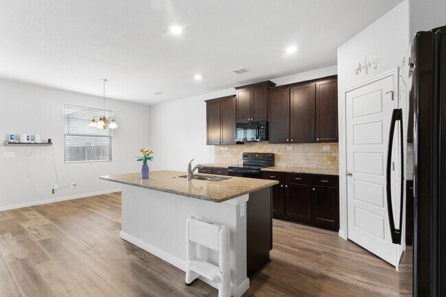 Building Photo - 4 Bedroom/2.5 Bath Paloma Subdivision