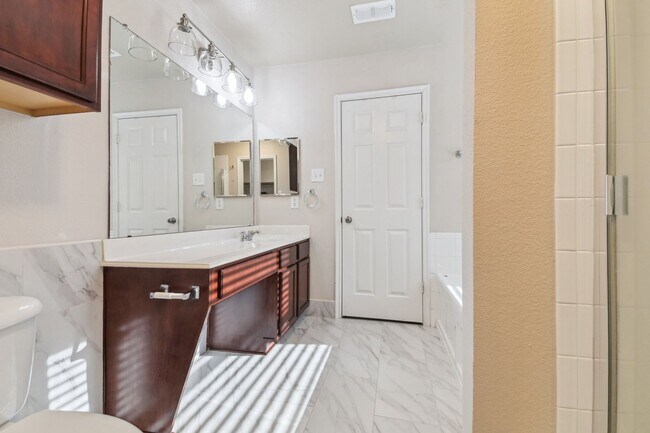 Building Photo - 4 Bedroom Single Family in Crossroads