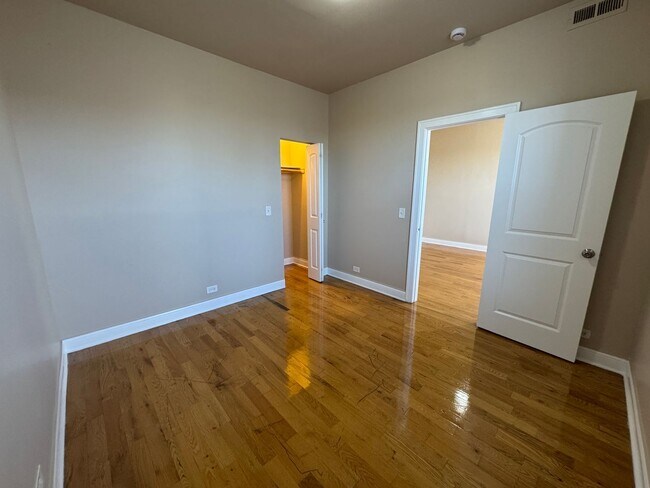 Building Photo - 6507 S Ingleside Ave