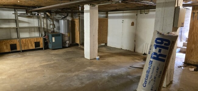 Building Photo - 3630 Roundhill Ave NW