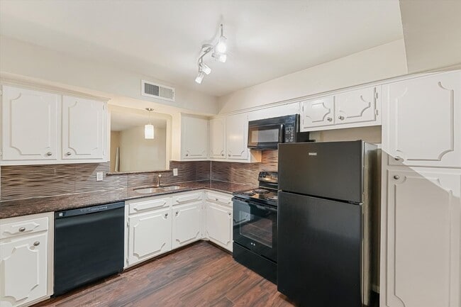 Building Photo - Updated 2-Bed, 2.5-Bath Condo in Sought-Af...