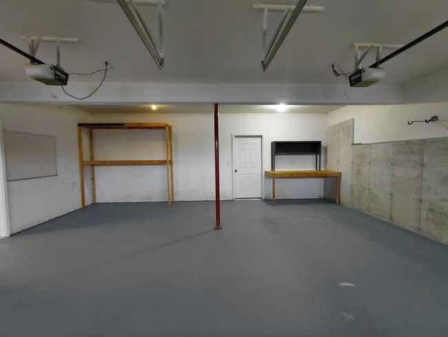 Building Photo - Beautiful home close to post