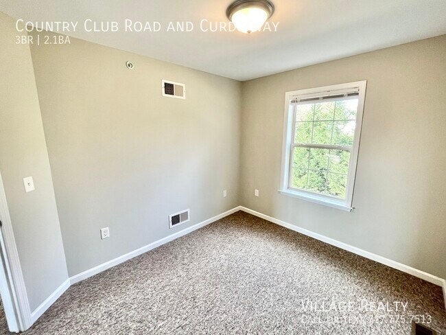 Building Photo - 705 Country Club Rd