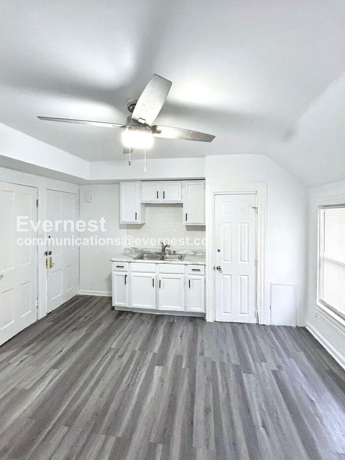 Building Photo - 1079 E 68th St