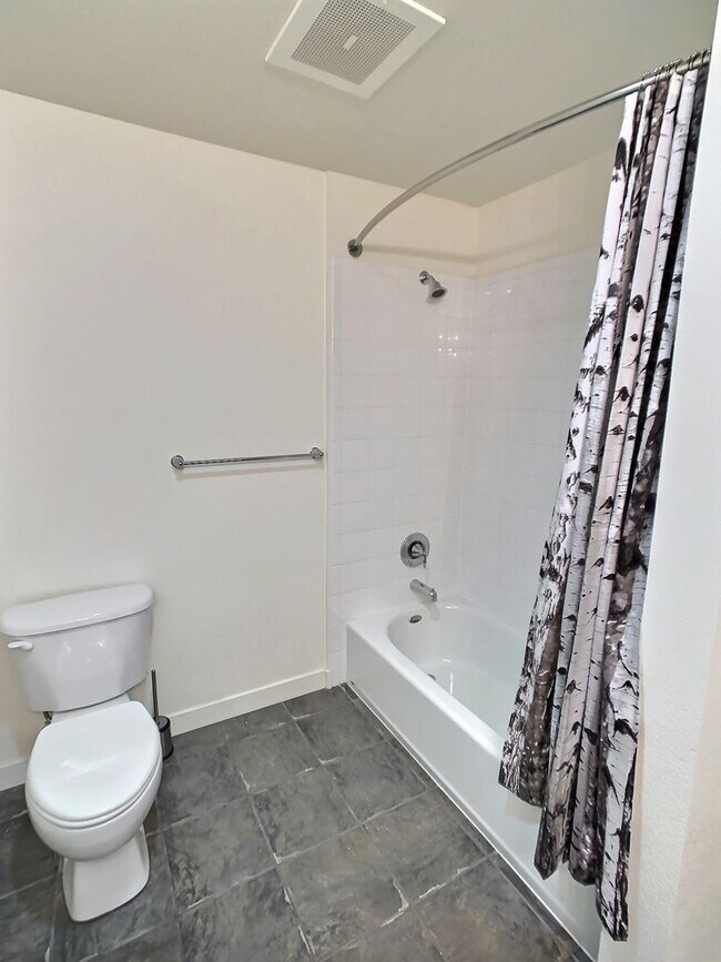 Building Photo - Top-Floor Sunset Facing 2 Bedroom Condo Fo...