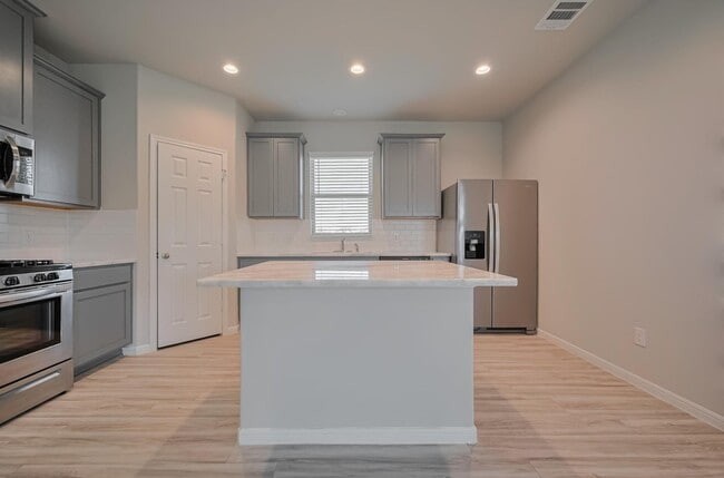 Building Photo - 101 Eliana Shores Dr