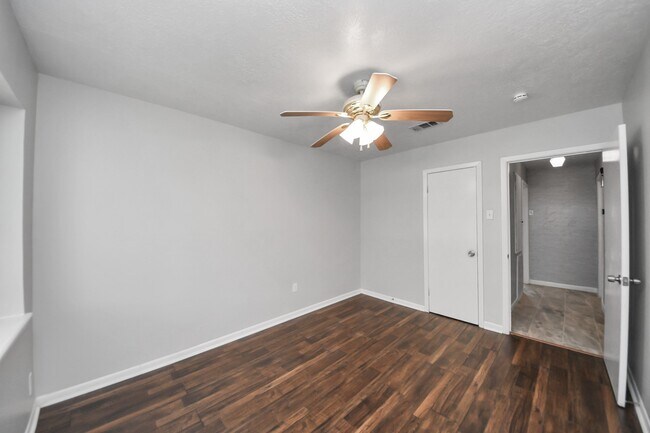 Building Photo - 2405 Pickerton Dr