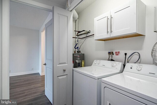 Building Photo - 21510 Valley Forge Cir