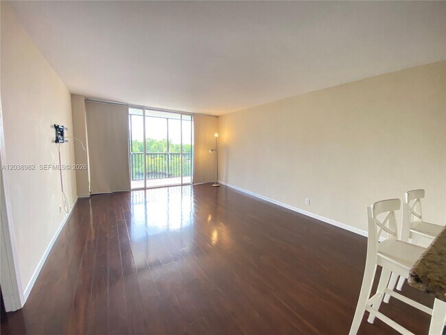 Building Photo - 3401 N Country Club Dr