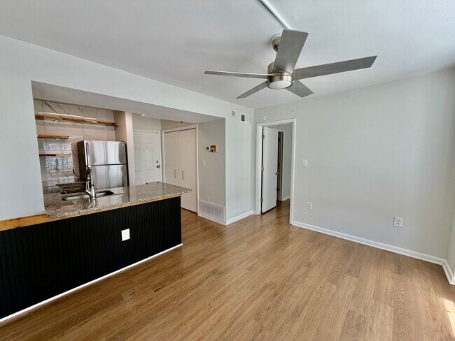 Building Photo - 1600 Park Cir