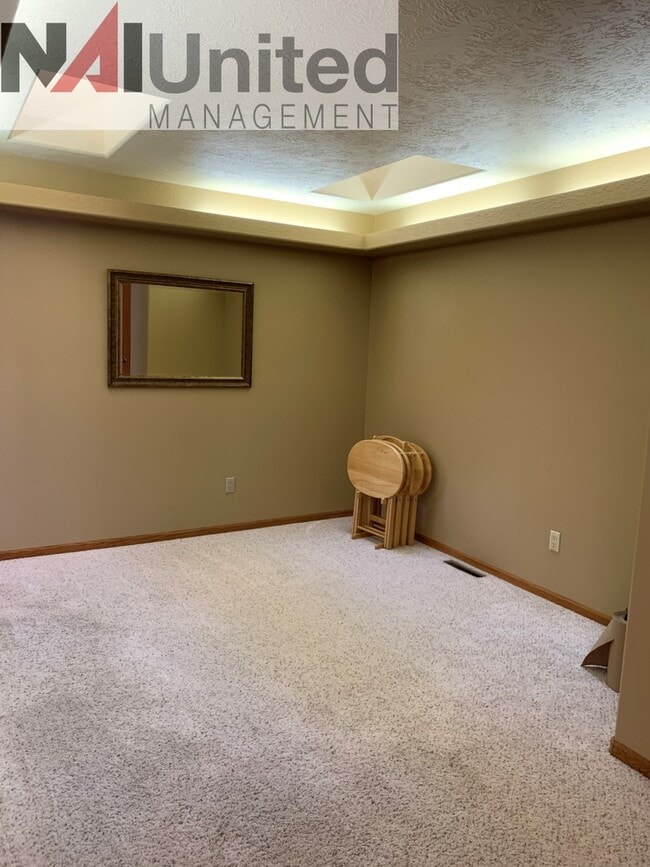 Building Photo - House for Rent 3 BR, 2 bath house, main floor laundry, 2 fireplaces, attached garage, Dakota Dunes