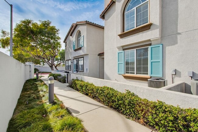 Building Photo - Oceanside - Pelican Cove Townhouse!