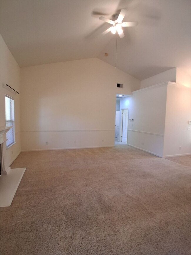 Building Photo - Desirable Clovis Single-Level Home: 3-bedroom, 2-bathroom