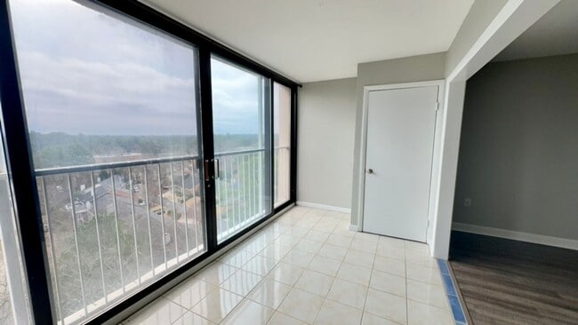 Building Photo - Newly Renovated Condo Located In Highly Desirable Area Of Forest Acres!