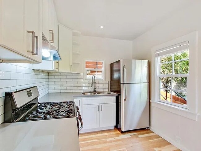 Building Photo - 654 Amador St
