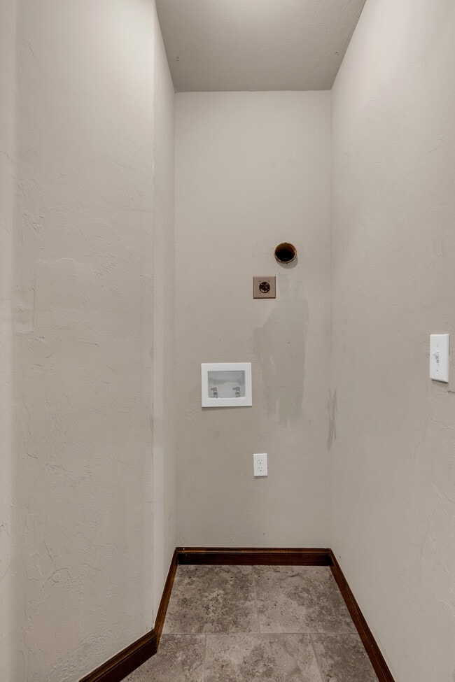 Building Photo - 14 NE 7th St