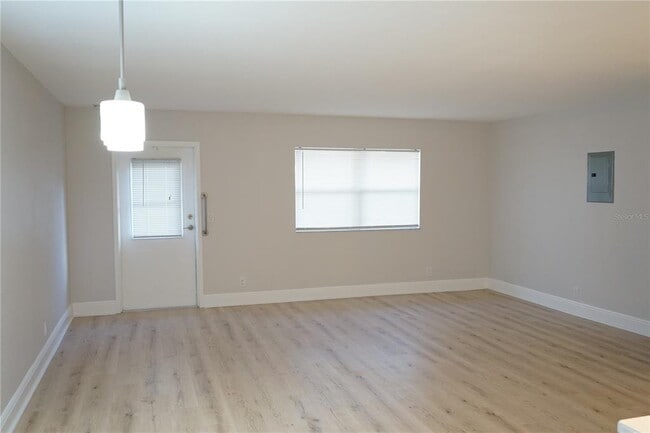 Building Photo - 1802 Bedford Terrace