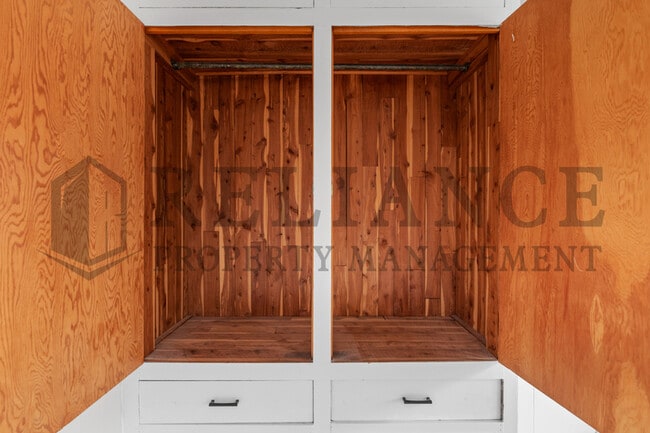 Building Photo - 221 S Glenn St