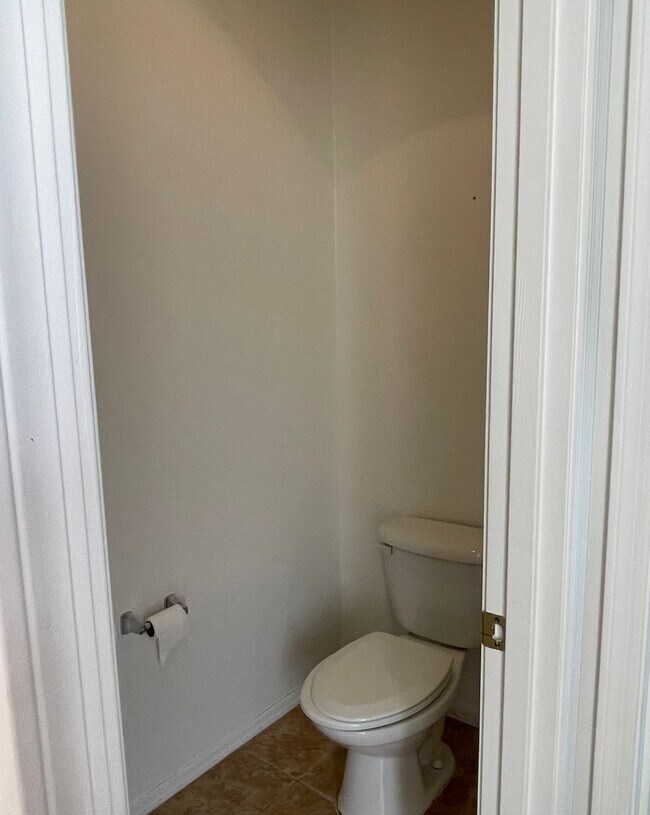 Building Photo - Occupied Do not disturb Tenant - 2 Bedroom...