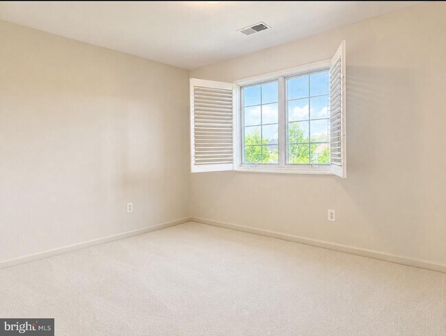 Building Photo - 43520 Lucketts Bridge Cir