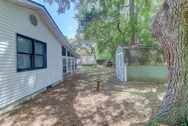 Building Photo - Renovated Brick Ranch!