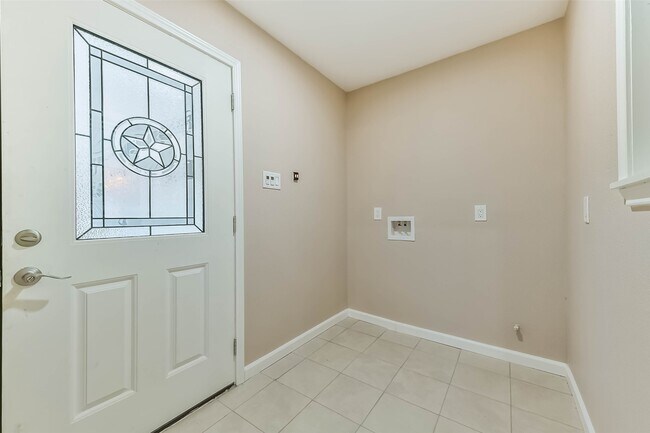 Building Photo - 605 Kings Ct