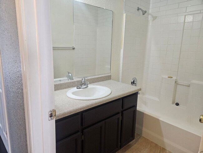 Building Photo - Beautiful Kerman Home!