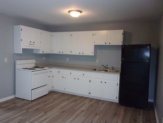 Building Photo - Recently Updated 3 Bedroom 1 Bath Home in ...