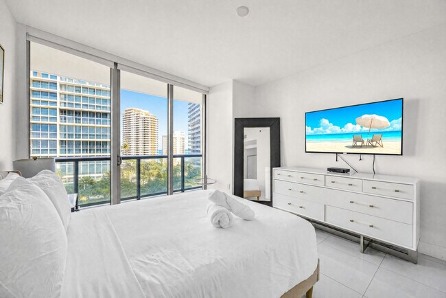 Building Photo - 485 Brickell Ave