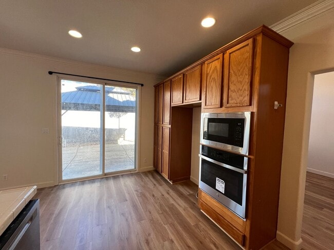 Building Photo - 5 bedroom home located in Sylvan School District!