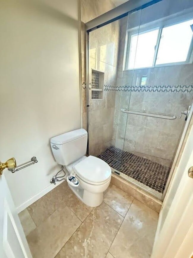 Building Photo - Charming 3-4 Bed/3 Bath Home in Belmont wi...