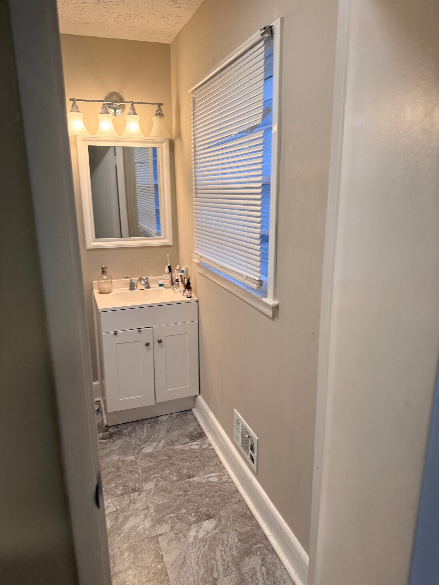 Building Photo - 2559 Clifton Springs Manor
