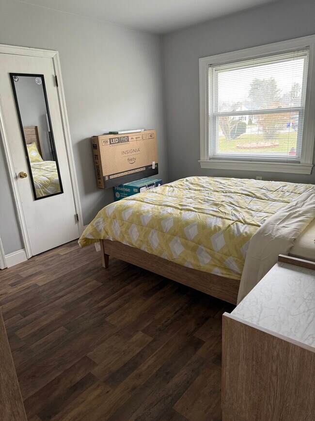 Building Photo - 606 E Main Street Ext