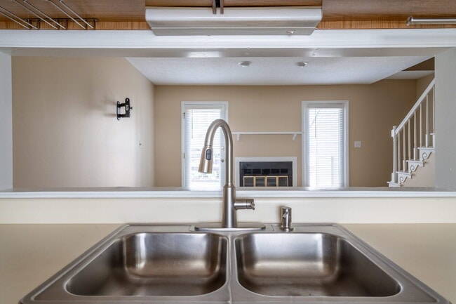 Building Photo - Two Bedroom Townhome in Raleigh's Heart!