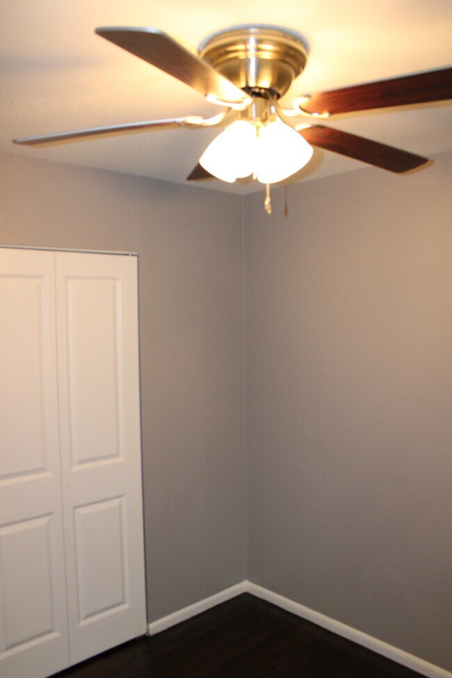 Building Photo - Spacious 4-bedroom, 1.5-bath home located ...