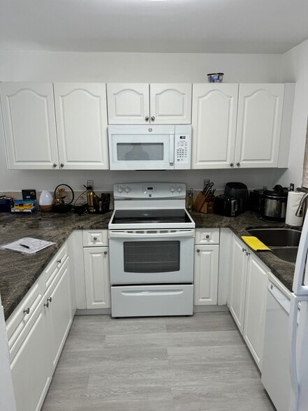 Building Photo - 6235 SW Kendale Lakes Cir