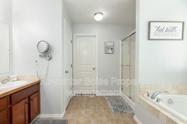 Building Photo - 879 N Traquair Pl