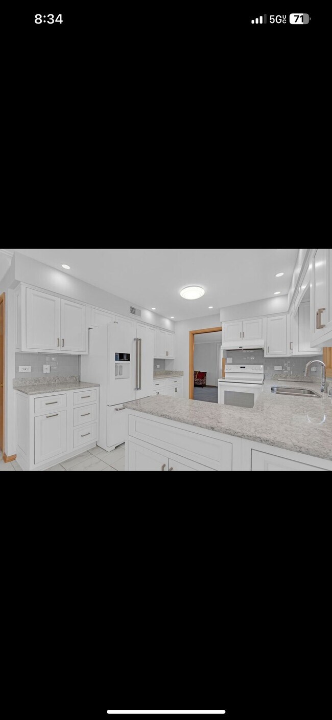 Building Photo - 9700 Kolmar Ave