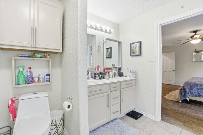 Building Photo - 11402 Overland Trail Dr