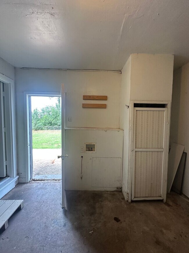 Building Photo - 3 bed, 1 bath, 1 car garage