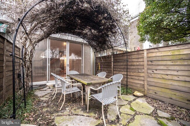 Building Photo - 302 N St SW