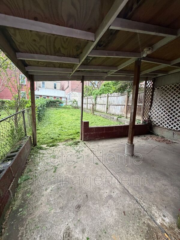 Building Photo - 214 W Strawberry St
