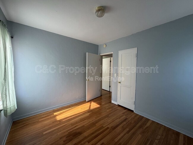 Building Photo - 3240 Del Vina St