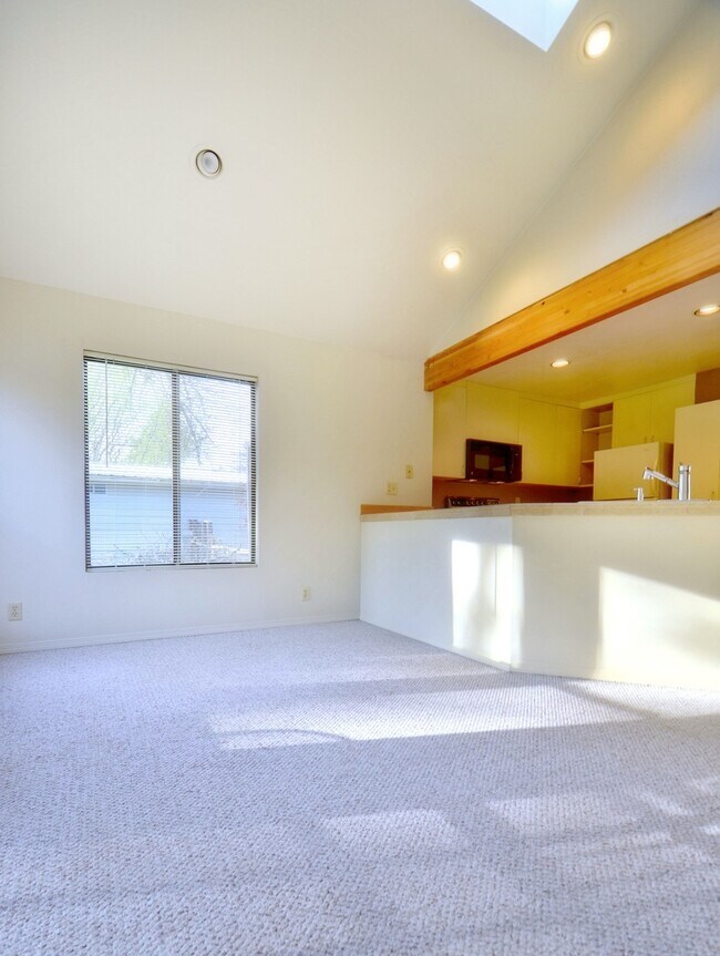 Building Photo - Live Comfortably in this conveniently located 3-Bedroom Home!