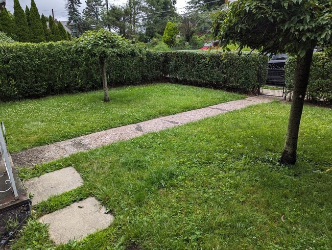 Building Photo - Cozy 2 Bedroom House near Riverview Park