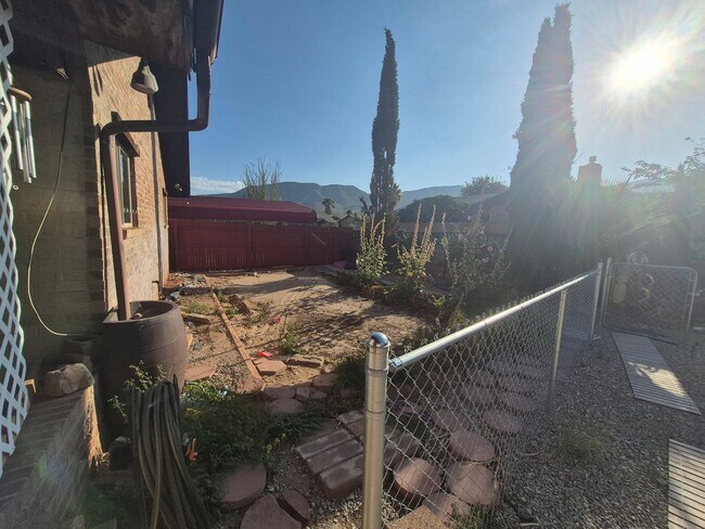 Building Photo - Spacious 4 bedroom 2 bath