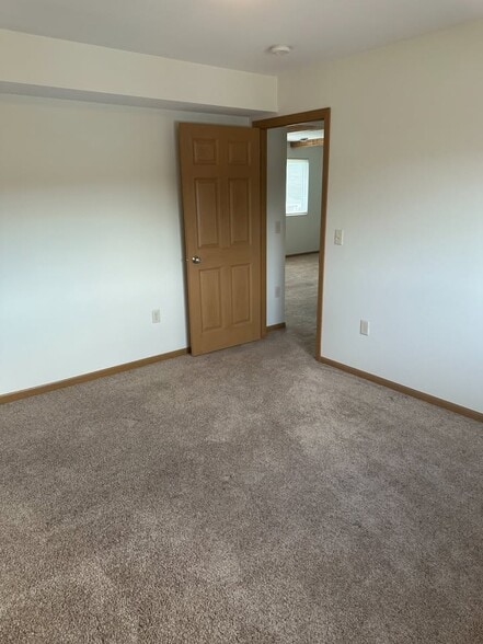 Building Photo - 2810 Willow Dr