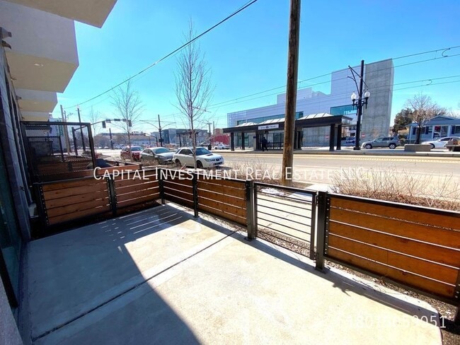 Building Photo - 877 S 200 W